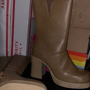 Y2K chunky platform boots